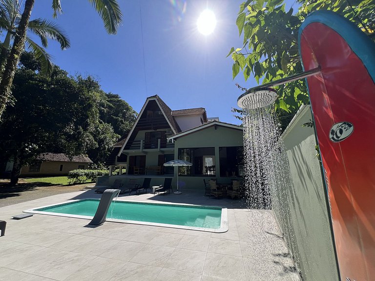 Conforto e Lazer: Casa com Piscina a 30m da Praia