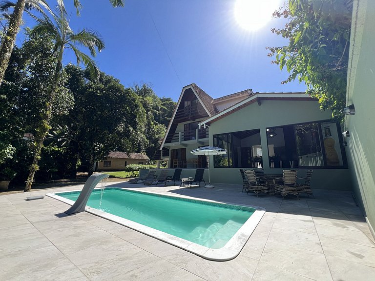 Conforto e Lazer: Casa com Piscina a 30m da Praia