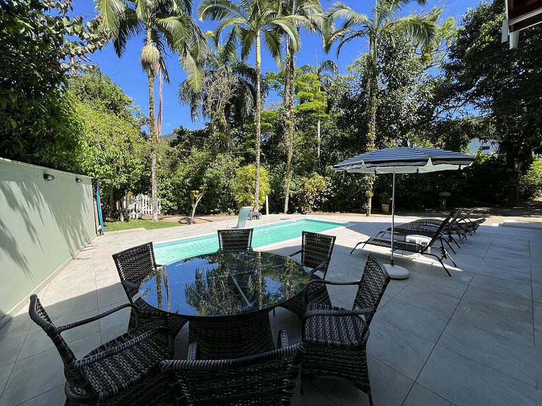 Conforto e Lazer: Casa com Piscina a 30m da Praia