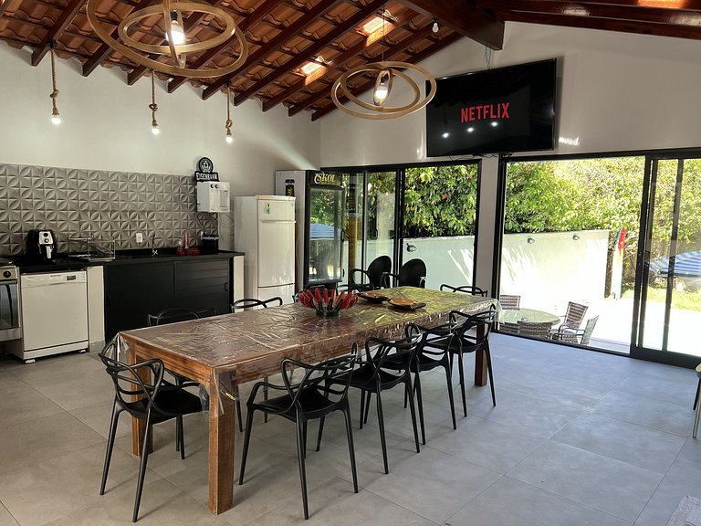 Conforto e Lazer: Casa com Piscina a 30m da Praia