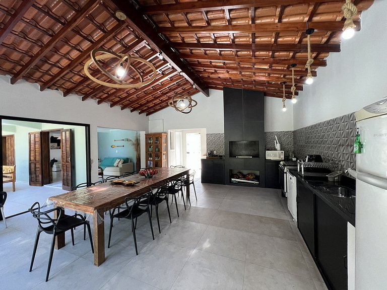 Conforto e Lazer: Casa com Piscina a 30m da Praia