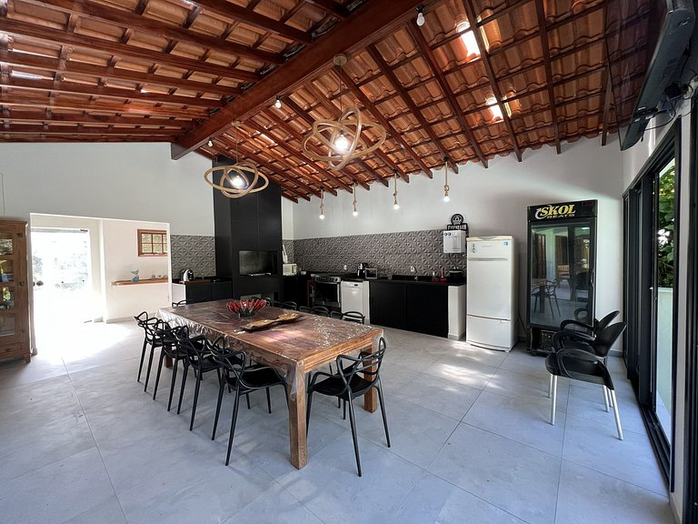 Conforto e Lazer: Casa com Piscina a 30m da Praia