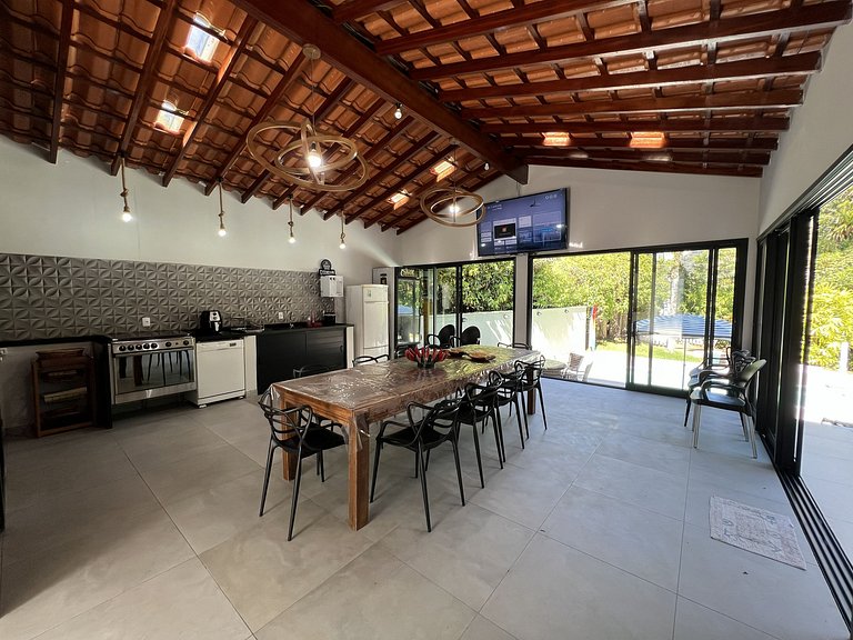 Conforto e Lazer: Casa com Piscina a 30m da Praia