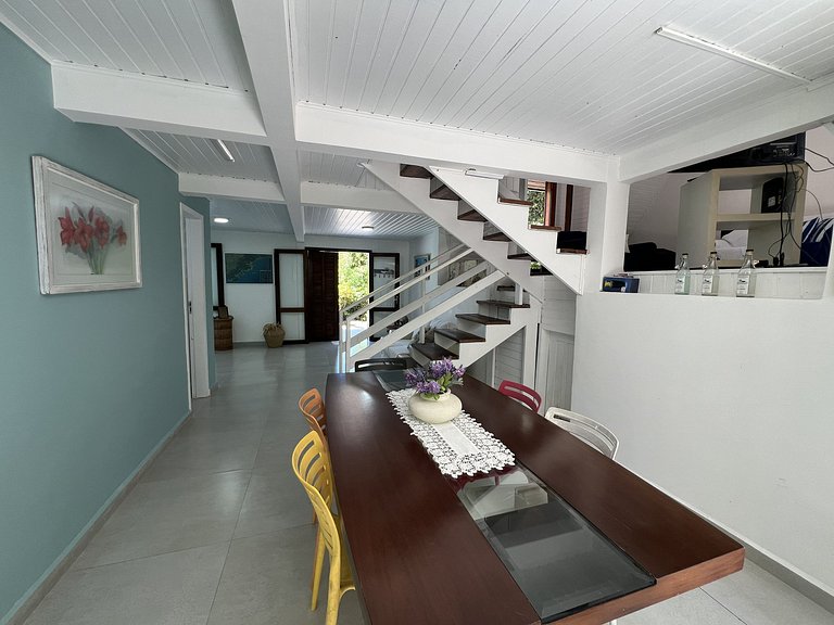 Conforto e Lazer: Casa com Piscina a 30m da Praia