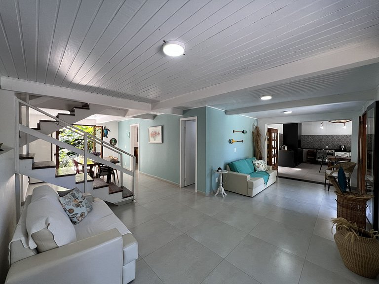 Conforto e Lazer: Casa com Piscina a 30m da Praia