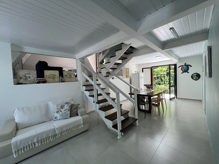 Conforto e Lazer: Casa com Piscina a 30m da Praia