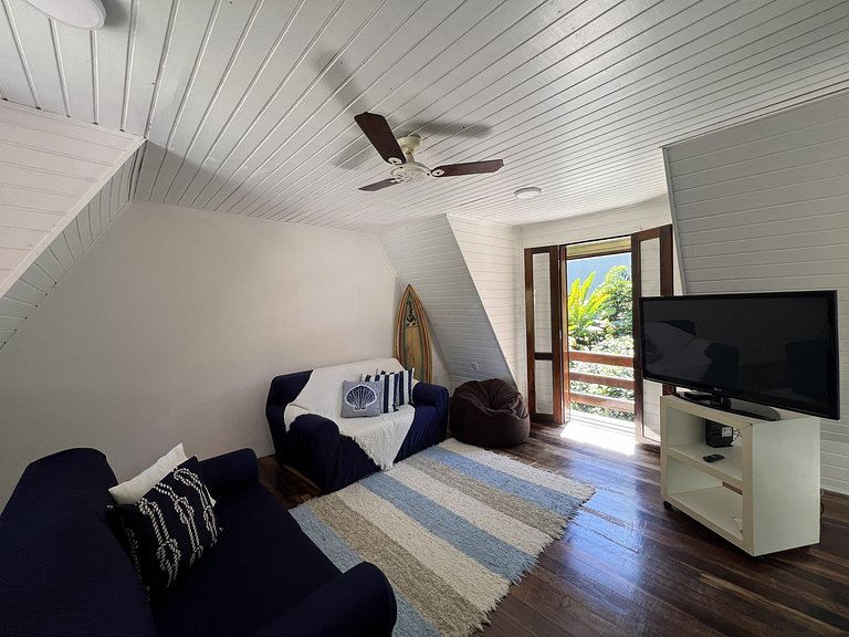 Conforto e Lazer: Casa com Piscina a 30m da Praia