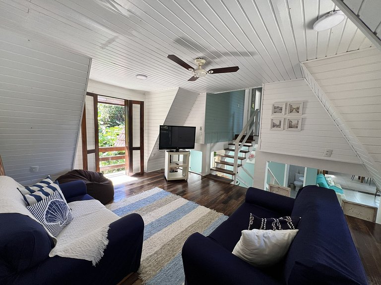 Conforto e Lazer: Casa com Piscina a 30m da Praia