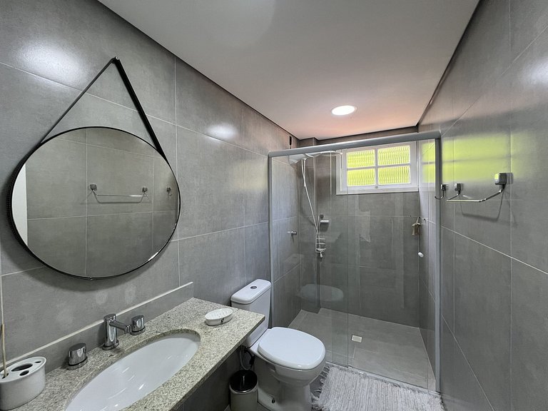 Conforto e Lazer: Casa com Piscina a 30m da Praia