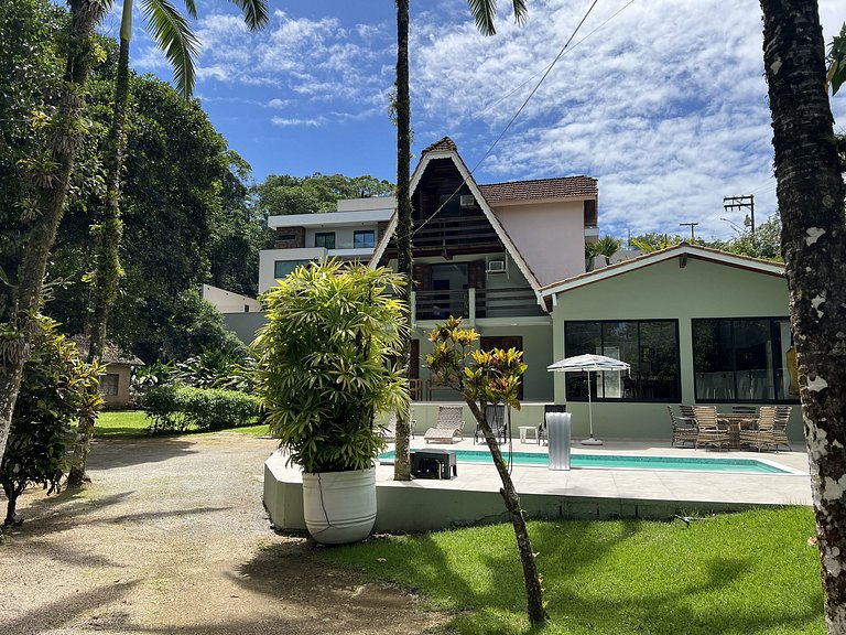 Conforto e Lazer: Casa com Piscina a 30m da Praia