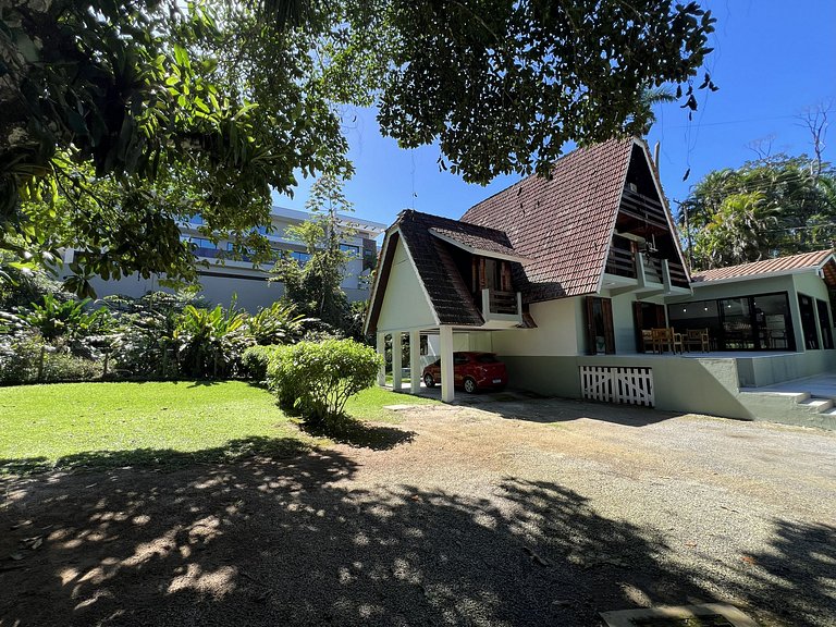 Conforto e Lazer: Casa com Piscina a 30m da Praia