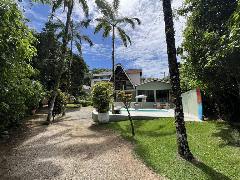 Conforto e Lazer: Casa com Piscina a 30m da Praia