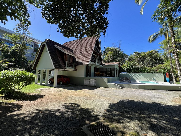 Conforto e Lazer: Casa com Piscina a 30m da Praia