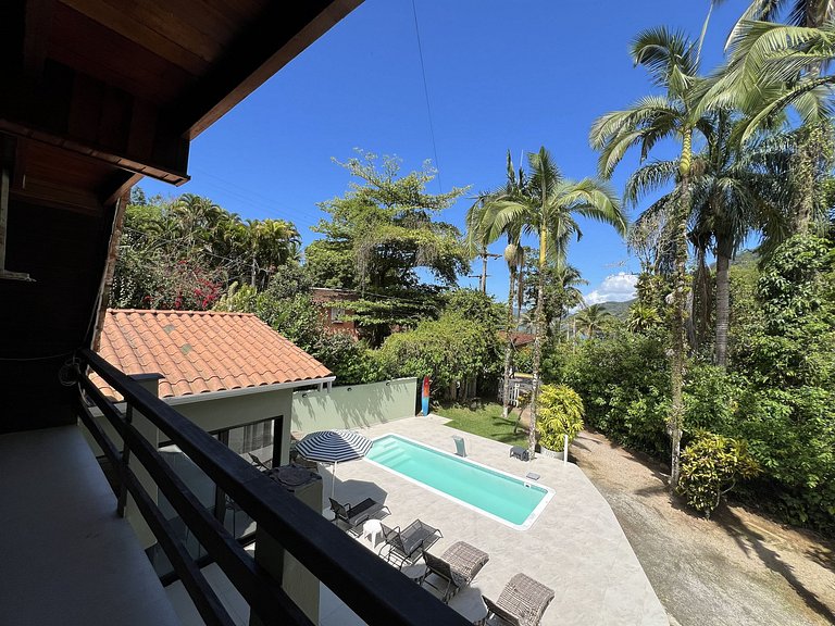 Conforto e Lazer: Casa com Piscina a 30m da Praia